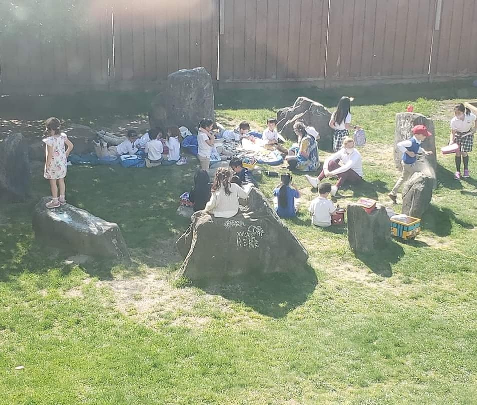 ChoiceGifted's tweet photo. We're taking advantage of the sunshine 🌞
Just hangin around, chilling,  picnicking,  and parachuting to cool down.  The everyday special moments at Choice. 

#sunnydays☀️ #justhangingaround #classpicnicday🌴🌺☀️ #growingupgifted #gifted #richmondbc #GiftedMinds https://t.co/bcOGRL21SR