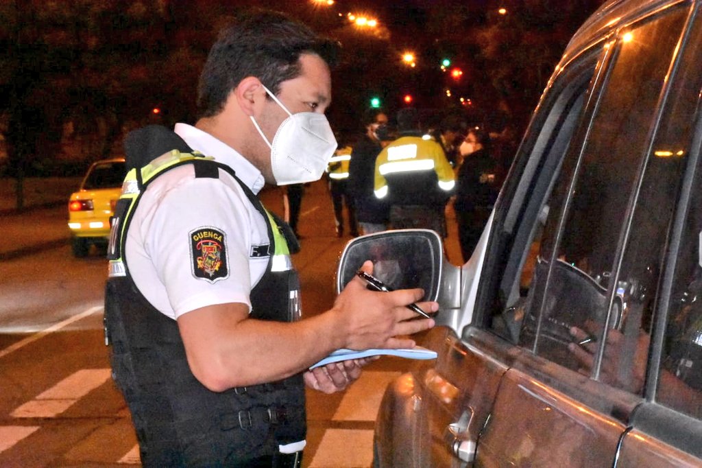 emov_ep's tweet photo. la EMOV EP ejecuta el control de cumplimiento de la ordenanza para quienes circulan en vehículo particular de 20:00 a 05:00. La sanción por primera vez es del 25% del SBU, y por reincidencia es el 50%. 
#TrabajamosPorTuSeguridad
@pedropalaciosu 
@moscoso_rosales https://t.co/2CRWfM6MC5