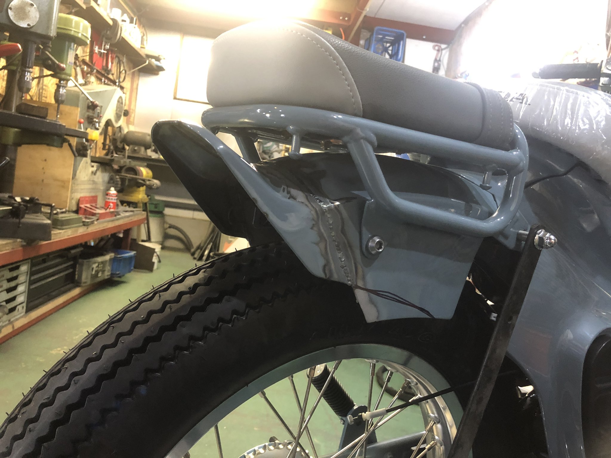 Toshi C125実用性オシャレカスタム中 僕のc125スーパーカブ カブ乗りの方によく聞かれるのですが リアフェンダーは純正をカットして純正のフェンダーエンドを幅を広げて溶接そこからペンのラインに合わせてカット しようとしたのですが カブカスタム
