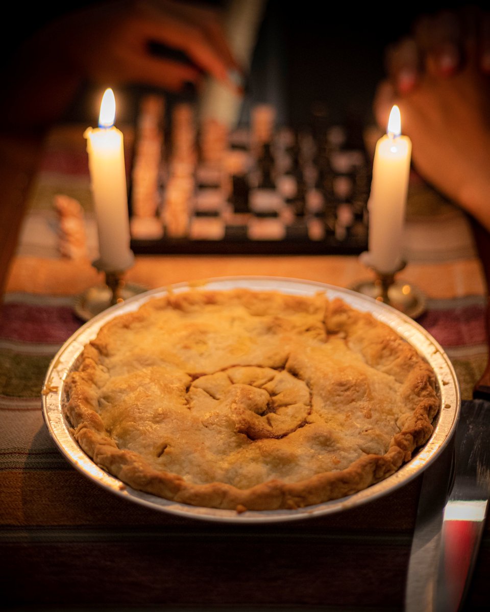 LegendsCookbook's tweet photo. A hearty, warm slice of Meat Pie pairs perfectly well with an intense game of chess or even the anime chess game Three Courses draws inspiration from.
Get this recipe and more by pre-ordering Three Courses, a #FireEmblemThreeHouses cookbook fanzine, at https://t.co/qWT3XT0Uas https://t.co/tbJfIv1EzN