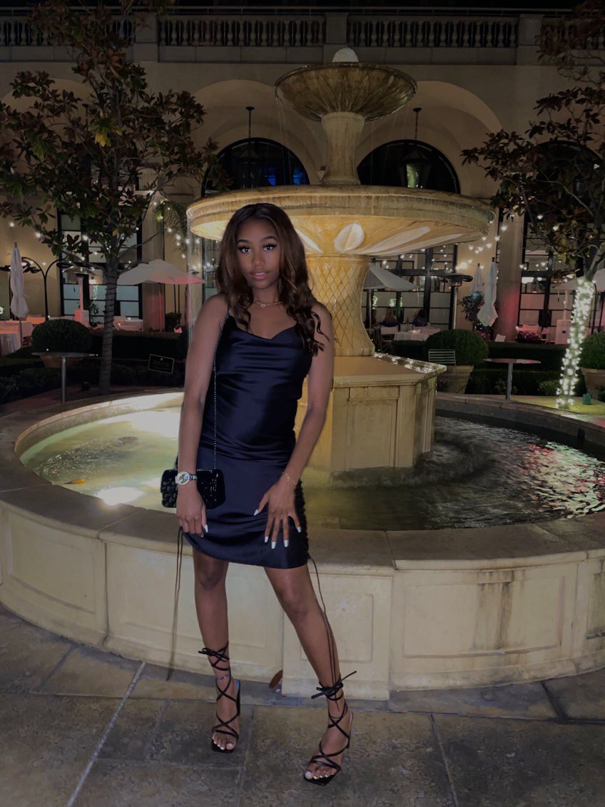 kyleahxeileen's tweet photo. 4/20 but make it classy 🖤 https://t.co/rWAEmnm5Ol