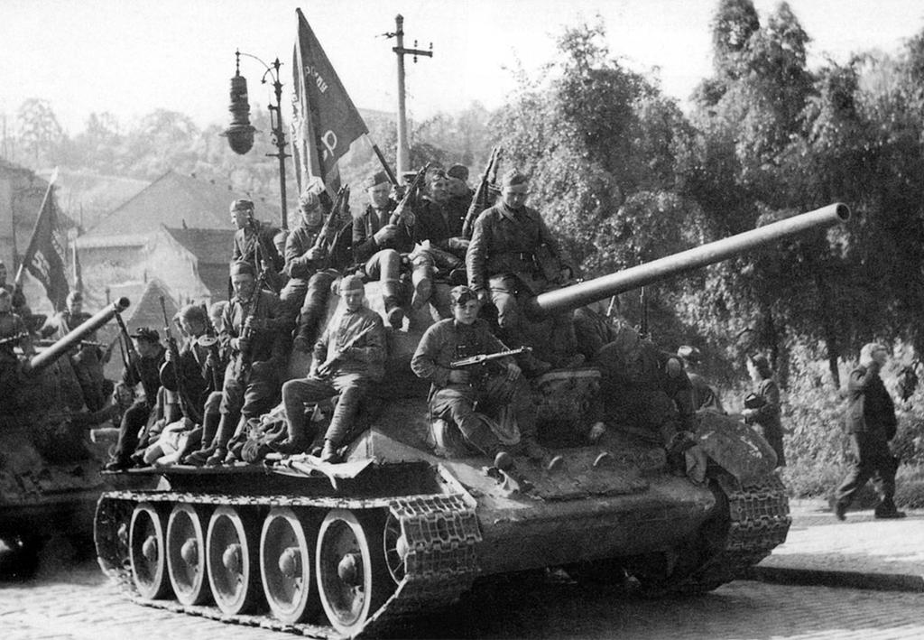 Красная армия в чехословакии. Т 34 Прага 1945. Т-34/85 7-Й Гвардейский танковый корпус. Т34 Гвардейской танковой армии. Т 34 85 Чехословакия.