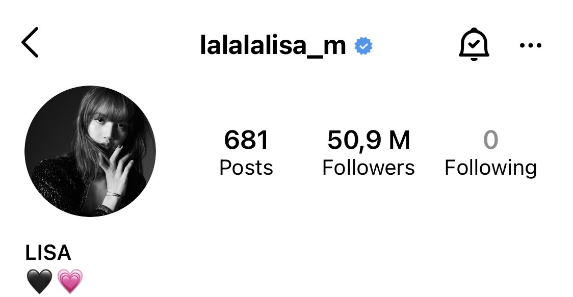 Lisa s перевод. Лиза хештег. money lalisa текст. инстаграмм lisa 110497. лиса из блэкпинк держит табличку.
