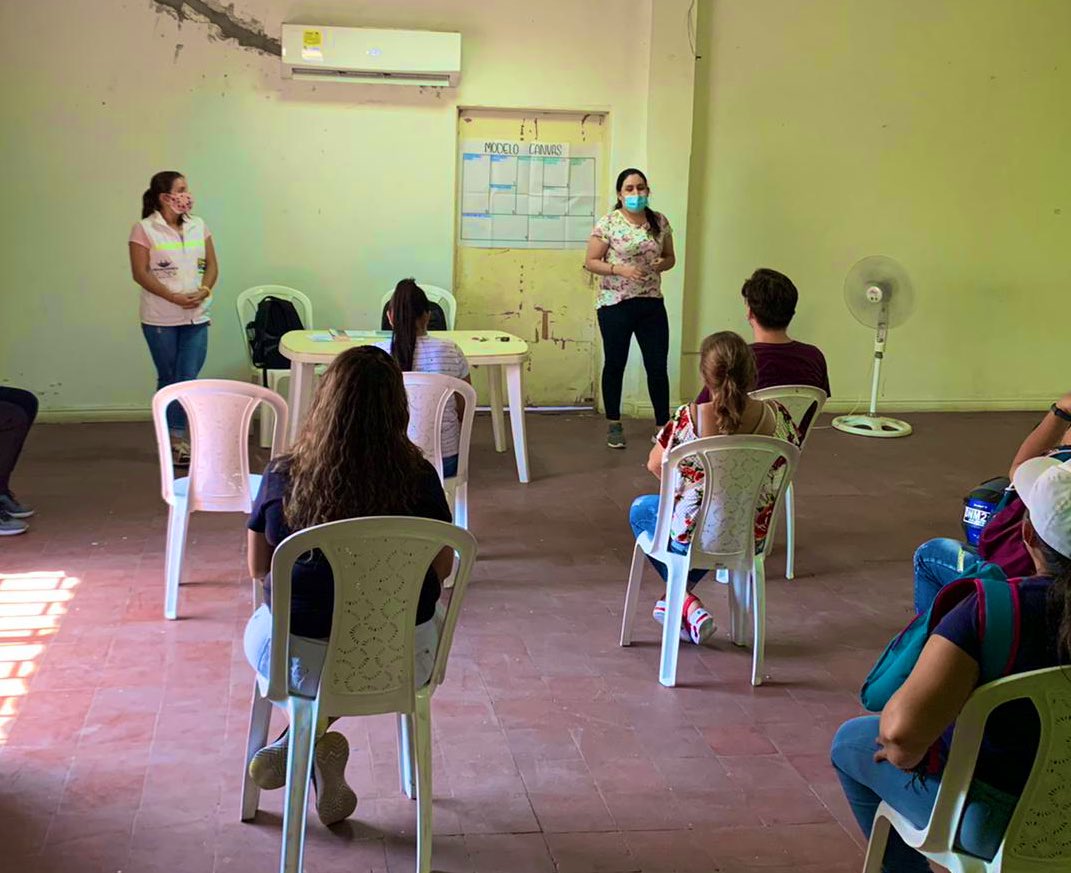juandiegopena's tweet photo. Seguimos fomentando la cultura del emprendimiento y llevando herramientas/capacitaciones a los barrios.
Hoy realizando taller de ‘Modelo de negocio’ con microempresarios del barrio Cuberos Niño.
@AlcaldiaCucuta @ingjairoyanez #BancoDelProgreso
#Entrepreneurship https://t.co/KzJreWDdQU