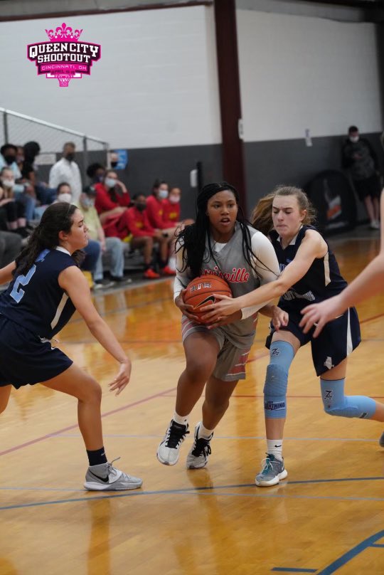 mzfreshness's tweet photo. Putting in work @bb_kalani at the Queen City Shootout! You know Iβm your #1 Fan #LouisvilleLegends #MaleHS #Mybabygirl https://t.co/VtSdH2wubL