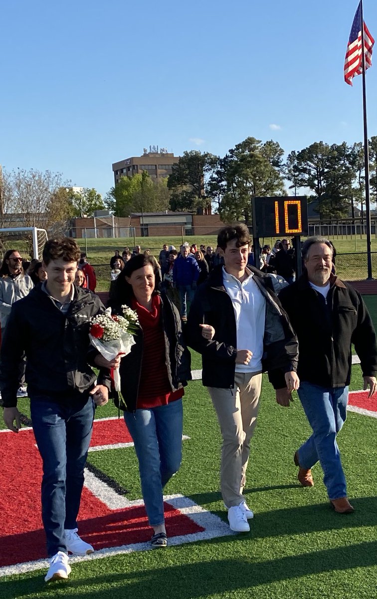 BKCometGolf's tweet photo. Celebrating the Class of ‘21 on Senior Night! It’s been a terrific 4 years with a few more memories to make. https://t.co/tl8ESNwsD1