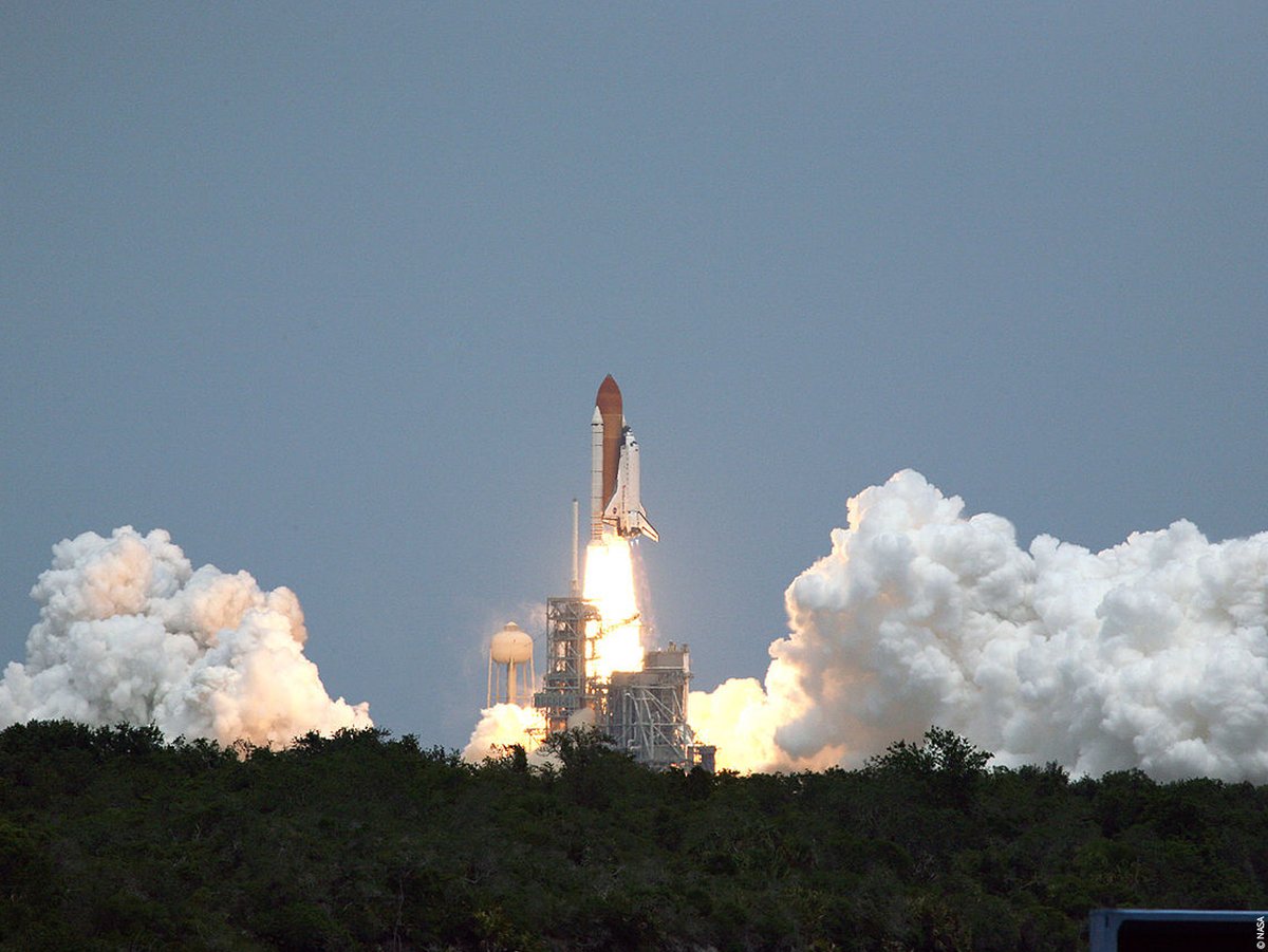 MuseeAirEspace's tweet photo. #CeJourLà #OnThisDay - Décollage le 24 avril 1990 de la navette spatiale 🇺🇸 Discovery (#STS31) avec pour principale mission la mise en orbite du télescope spatial #Hubble. C'est le 10e vol de #Discovery et le 35e d'une #NavetteSpatiale. https://t.co/1d0kuYqZRj