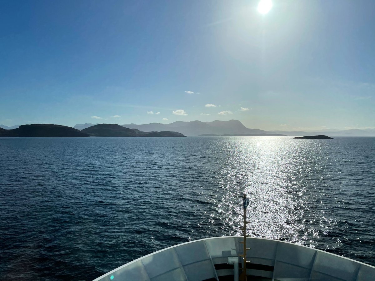 minchpilot's tweet photo. A stunning start to the day ☀️ ...shaping up to be a really bonny one in the #NorthMinch ⛴😊 #lifeatsea https://t.co/kAXmUIfHbJ