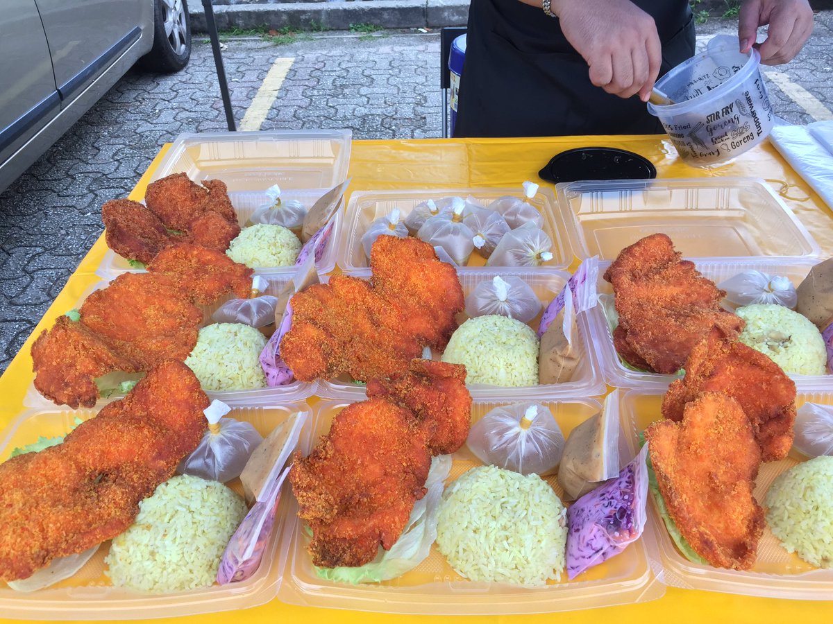 HeyHarith's tweet photo. salam ramadhan gais. ni nak bgtau aku dengan abang aku ada meniaga nasi ayam chicken chop saiz penampo guru disiplin. lokasi dekat seksyen 18 shah alam dekat dengan sekolah. mana mana yg dekat meh laa singgah. tak dpt datang, supprt rt pon okay. thanks gais. 🕺🏻 https://t.co/XIiyr5Y1Nf