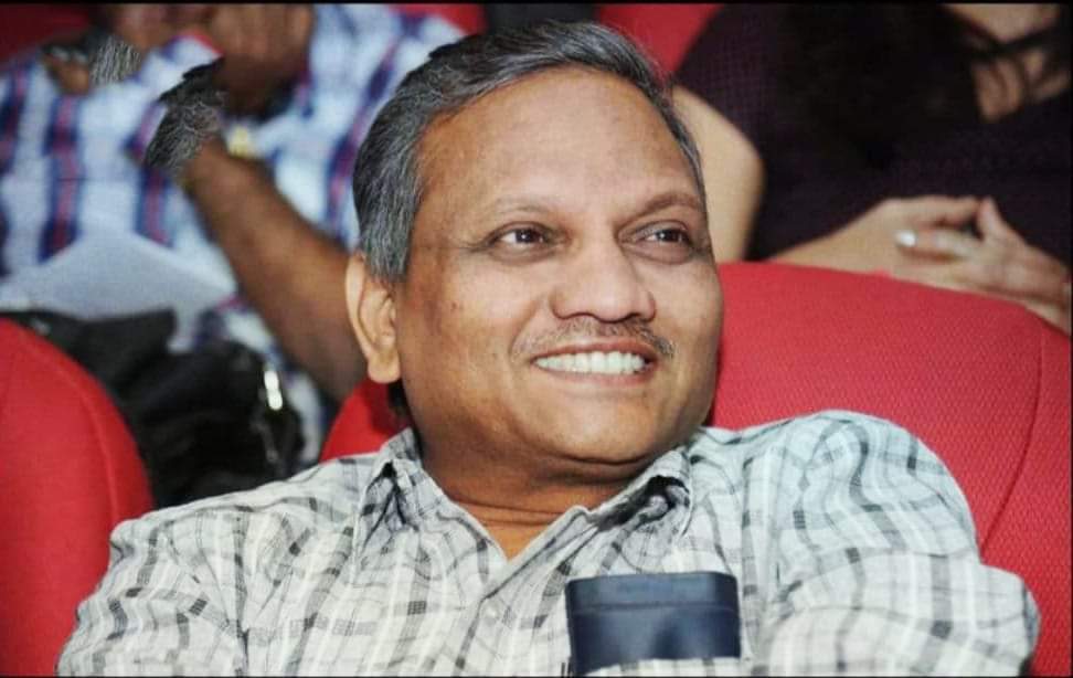 Vrushabhadri's tweet photo. ನಮ್ಮ ಸಂಸ್ಥೆಯ 'ಕಟಾರಿವೀರ ಸುರಸುಂದರಾಂಗಿ', 'ಅನಾಥರು', 'ರಕ್ತಕಣ್ಣೀರು', 'ಆಂಟಿ ಪ್ರೀತ್ಸೆ', 'ಕುರುಕ್ಷೇತ್ರ' ಸೇರಿದಂತೆ ಚಂದನವನದ ಸಿನಿಮಾಗಳಲ್ಲಿ ಪ್ರಚಾರ ವಿನ್ಯಾಸಕಾರರಾಗಿ ಕೆಲಸ ಮಾಡಿದ್ದ ಮಸ್ತಾನ್ ಅವರು ನಮ್ಮನ್ನು ಅಕಾಲಿಕವಾಗಿ ಅಗಲಿದ್ದು, ಅವರಿಗೆ ಭಾವಪೂರ್ಣ ಶ್ರದ್ಧಾಂಜಲಿ.

#RIP #Mastan https://t.co/i9kv4qVVqH
