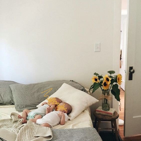 xpenmnd's tweet image. planes para su boda que había sido pospuesta debido al embarazo.

En abril, cuando los mellizos cumplían tres meses, la pequeña familia de cuatro regresa a Villa RB instalándose en el departamento de WJin, avisando de su regreso a todos sus familiares y amigos.—