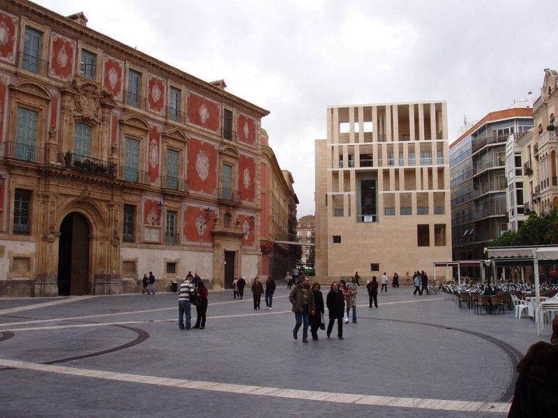 DomenechDaneil's tweet photo. La casa del Doctor de la Riva. Este era el edificio barroco que ocupaba, en la plaza del Cardenal Belluga, el lugar del actual edificio Moneo que empezó a construirse en 1995. Una de sus principales características era la fachada, que no era recta: no cerraba la plaza, la abría. https://t.co/EzNrrm1Oad