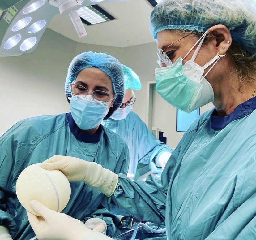 BIOCABLAN_SL's tweet photo. Nuestros implantes @polytechhealth de Microthane®️ en las mejores manos Dra. Elena Martí Toro 👩🏼⚕️🤩🔝
🏥 @althaiamanresa
#polytech #implantesmamarios #reconstruccionmamaria #poliuretano #microthane #biocablan https://t.co/LqKTcg8kqt