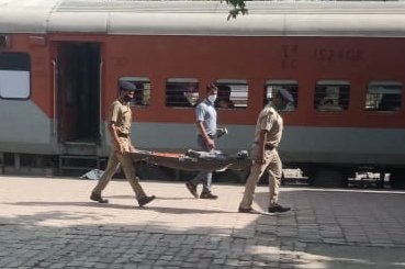drm_lko's tweet photo. 139 हेल्पलाइन से सूचना प्राप्त हुई की गाड़ी स०03240 DN के S-1 स०6 पर यात्रा कर रही महिला यात्री को सांस लेने में दिक्कत हो रही थी,तत्पश्चात उक्त गाड़ी को निहालगढ़ स्टेo पर अटेंड किया गया,व सामुदायिक स्वास्थ केंद्र जगदीशपुर ले जाया गया जहां उपचार के बाद उक्त महिला की हालात ठीक है। https://t.co/h8wx6esEuO