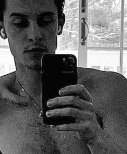 RAULFEATURES's tweet photo. nothing just shawn mendes 2021 mirror selfie https://t.co/uNBVB7mSc0
