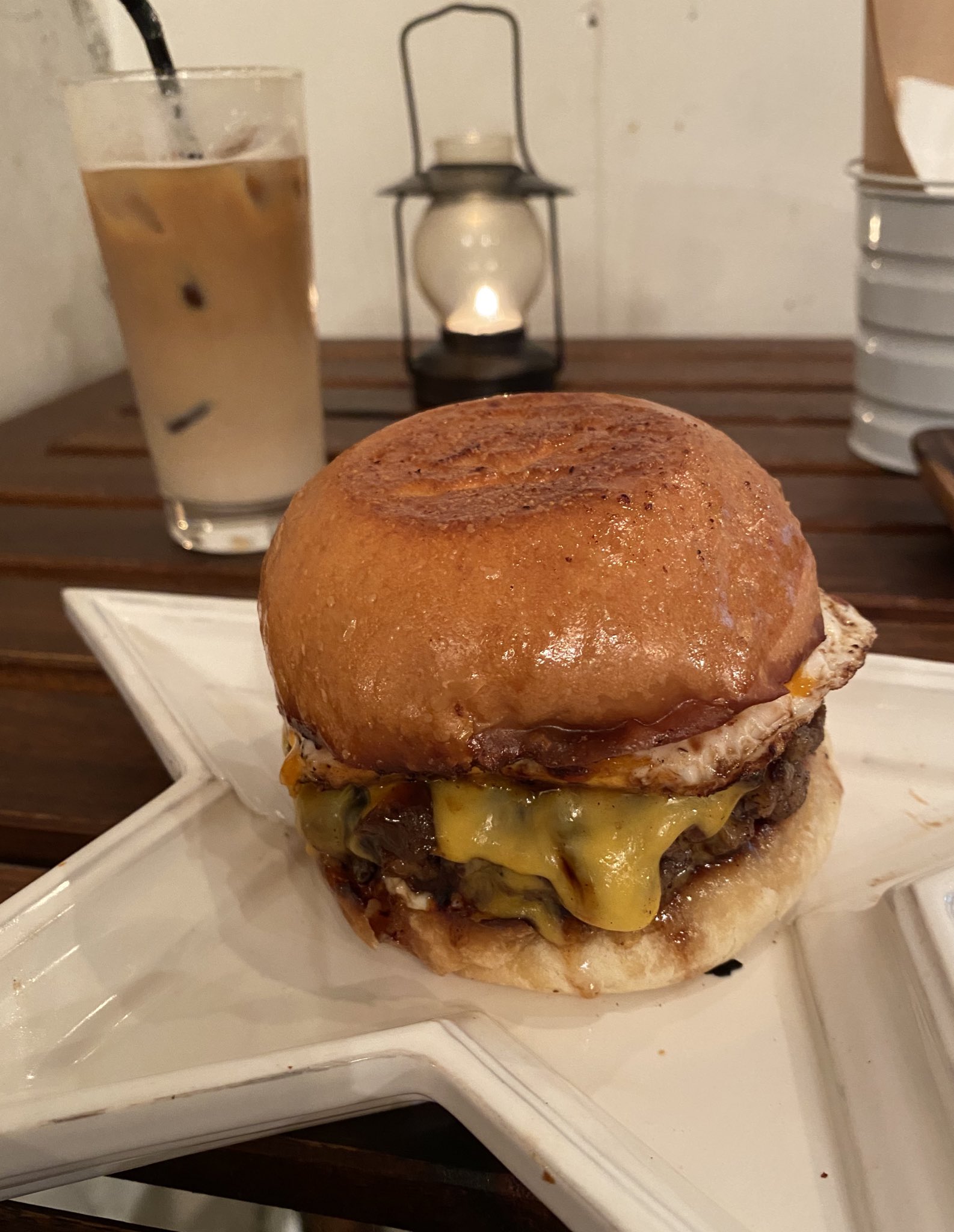 港区の妖精 六本木にあるこのハンバーガー屋 さん世界で1番美味しいと思うんだよね 肉汁とちょっと硬めなパンがたまりません Aldebaran 内装も激オシャレなので妖精的にオススメです T Co Db3zvmcj07 Twitter