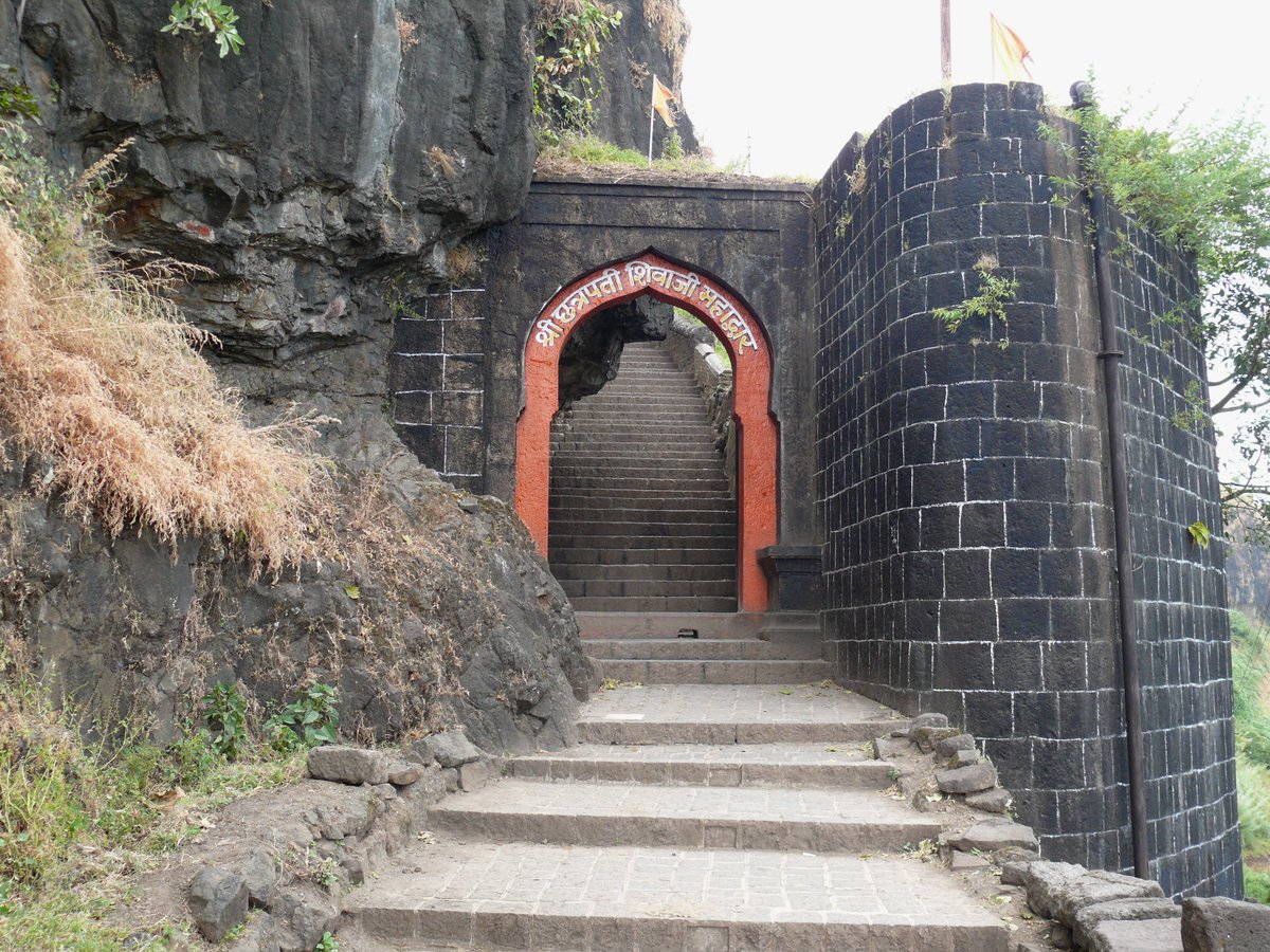 After realising the goal of Ramdas Maharaj, Shivaji Maharaj decided to give Sajjangad to him. After Shivaji Maharaj won the battle of Parli Fort ( Sajjangad) in 1673, he built a Math and asked Samarth Ramdas to settle on this fort. (14/17)