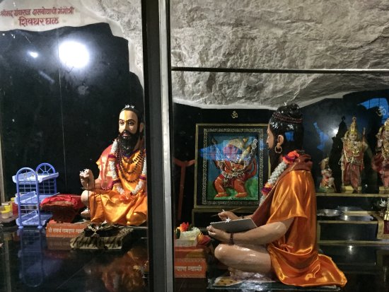 Shivaji Maharaj came a number of times on Sajjangadh to meet Samarth Ramdas, where they discussed many things. Shivaji Maharaj passed away in 1680 and a year later, Ramdas Swami left the mortal world. (15/17)