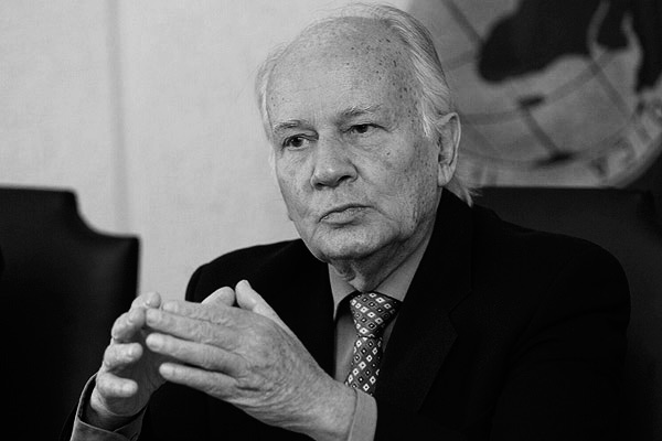 uchile's tweet photo. Comunidad universitaria despide al egresado y académico Dr. Alejandro Goic, Premio Nacional de Medicina 2006, ex decano @MedicinaUChile, Profesor Titular U. de Chile y un referente de la medicina nacional https://t.co/gROcHLCH7i https://t.co/huUMtp53uF