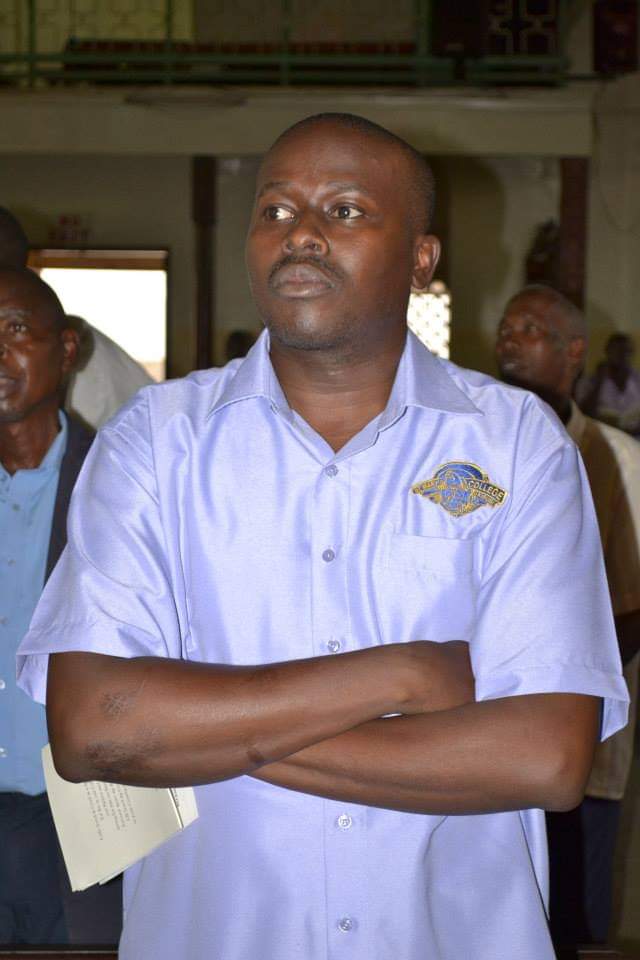 Their “beef” was that not to have attended  @SMACK_UG is to have missed an important step in life.SMACKISTS wore black jackets & black bow ties on white shirts to Socials.   #Ngonians, not surprisingly baptised them “   #weevils "Arguably, some would call that "NUGU"!Cont....