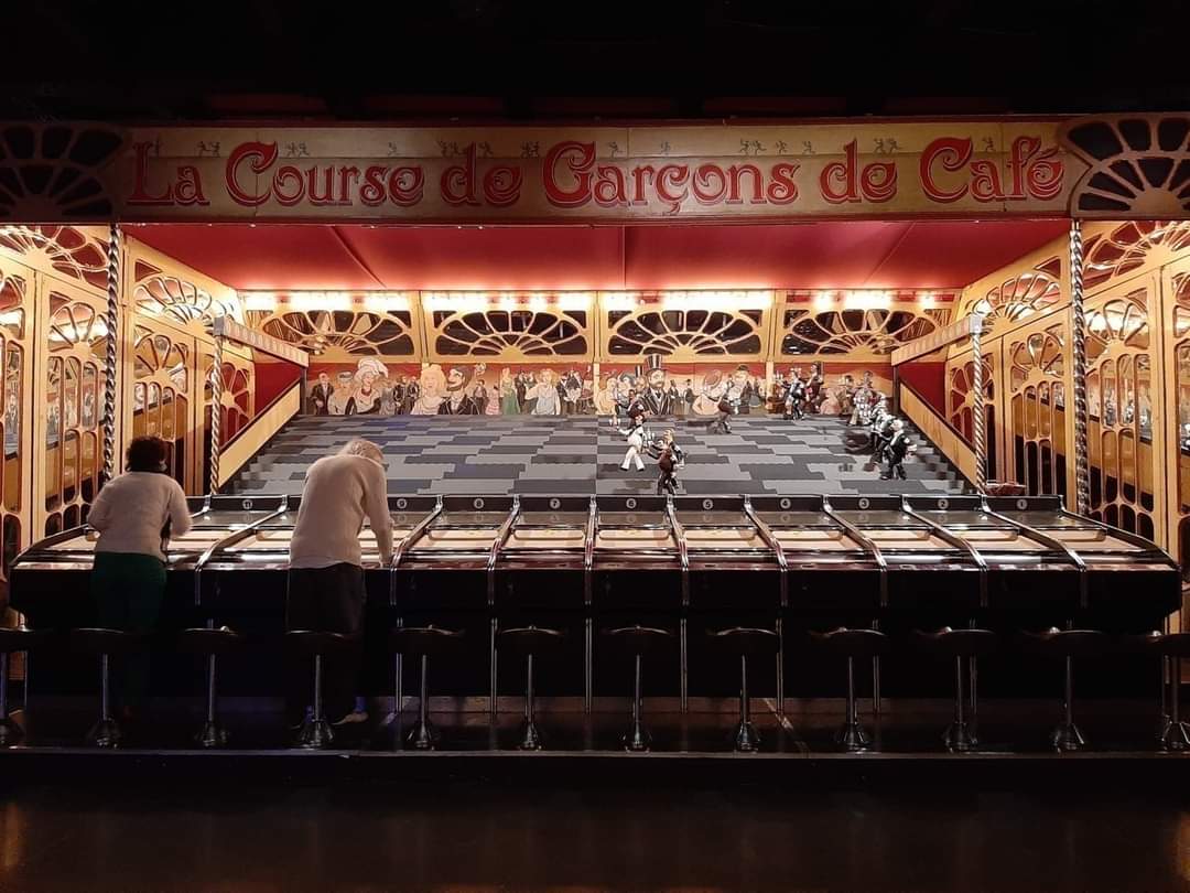 RADIO_FHITS's tweet photo. Approchez, approchez ! Sous vos yeux ébahis, dans les anciens chais de Paris à Bercy, la « troupe d’objets » de Jean-Paul Favand retrace plus de deux siècles d’histoire des arts forains. Carrousels, jeux de sons et lumières, automates et autres instruments mécaniques font voyager https://t.co/srm3AxB940