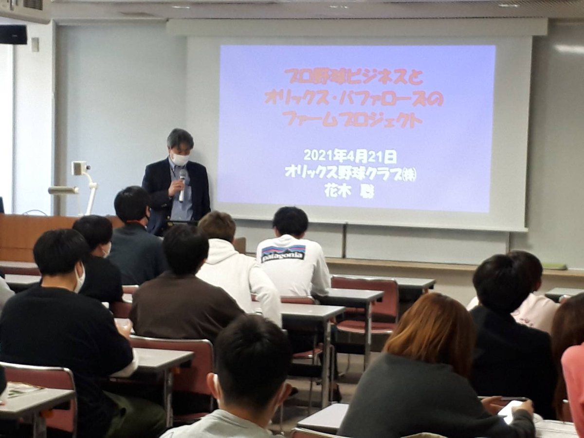 1963hana's tweet photo. 今日は大阪成蹊大学での講義(≒トークショー)。ナイター明けの朝1限は、まあまあ過酷でした。学生さんは朝からみんな元気でした(^^) https://t.co/QbWdC2orHN