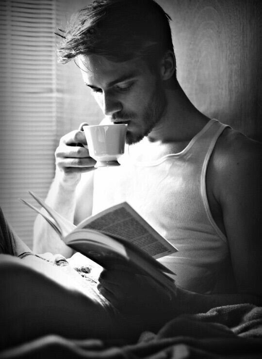 Мужчина много читает. Парень с книгой. Парень с кофе. Парень с книжкой. Мужчина утром.