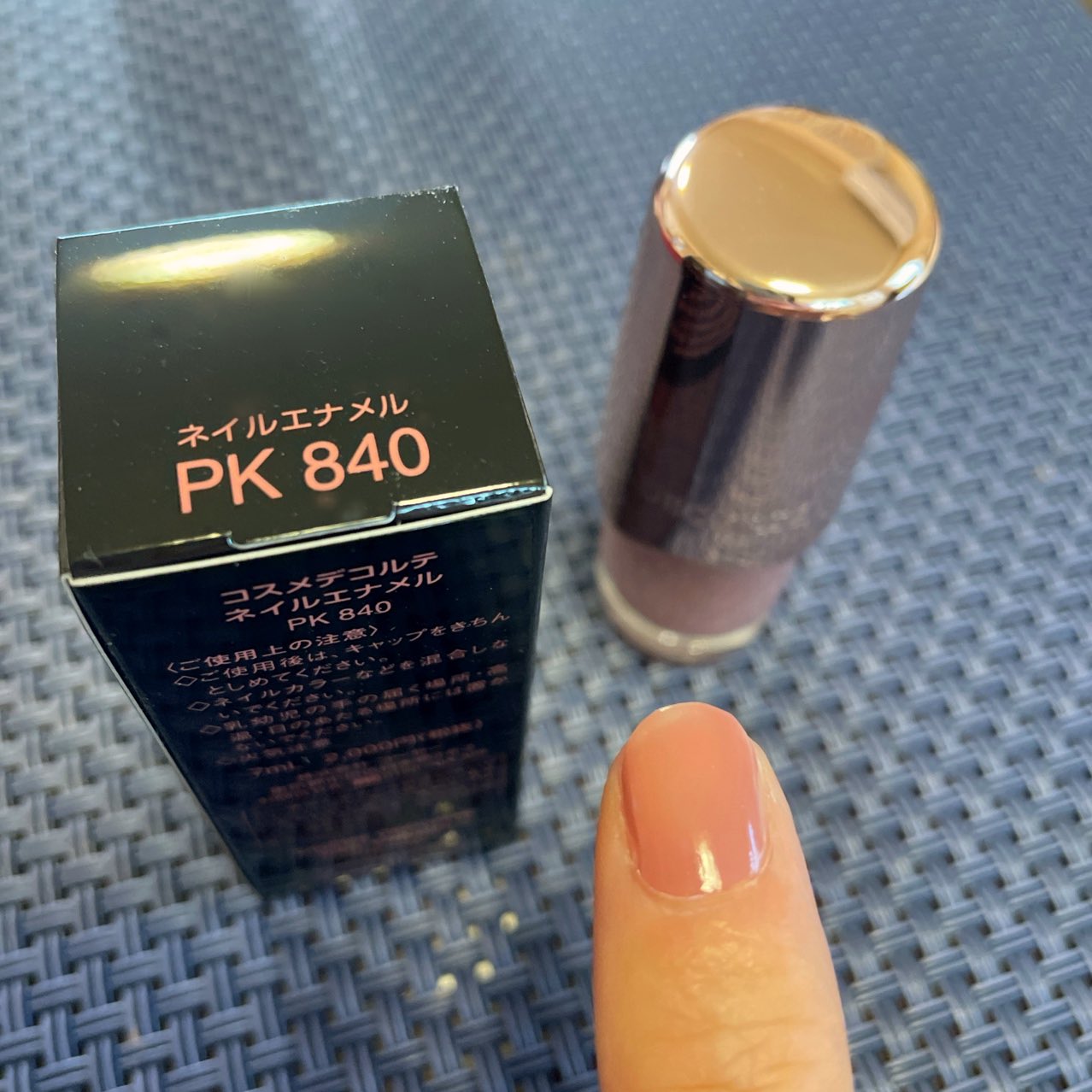 りり コスメデコルテ ネイルエナメル カラー Pk840 Pu140 どちらも人気色で気になっていました Pk840が可愛らしい Pu140の方が大人っぽい印象 ２つともオフィスでも使いやすい色味だと思います 塗りやすく 重ねてもダマにならず綺麗な発色でした