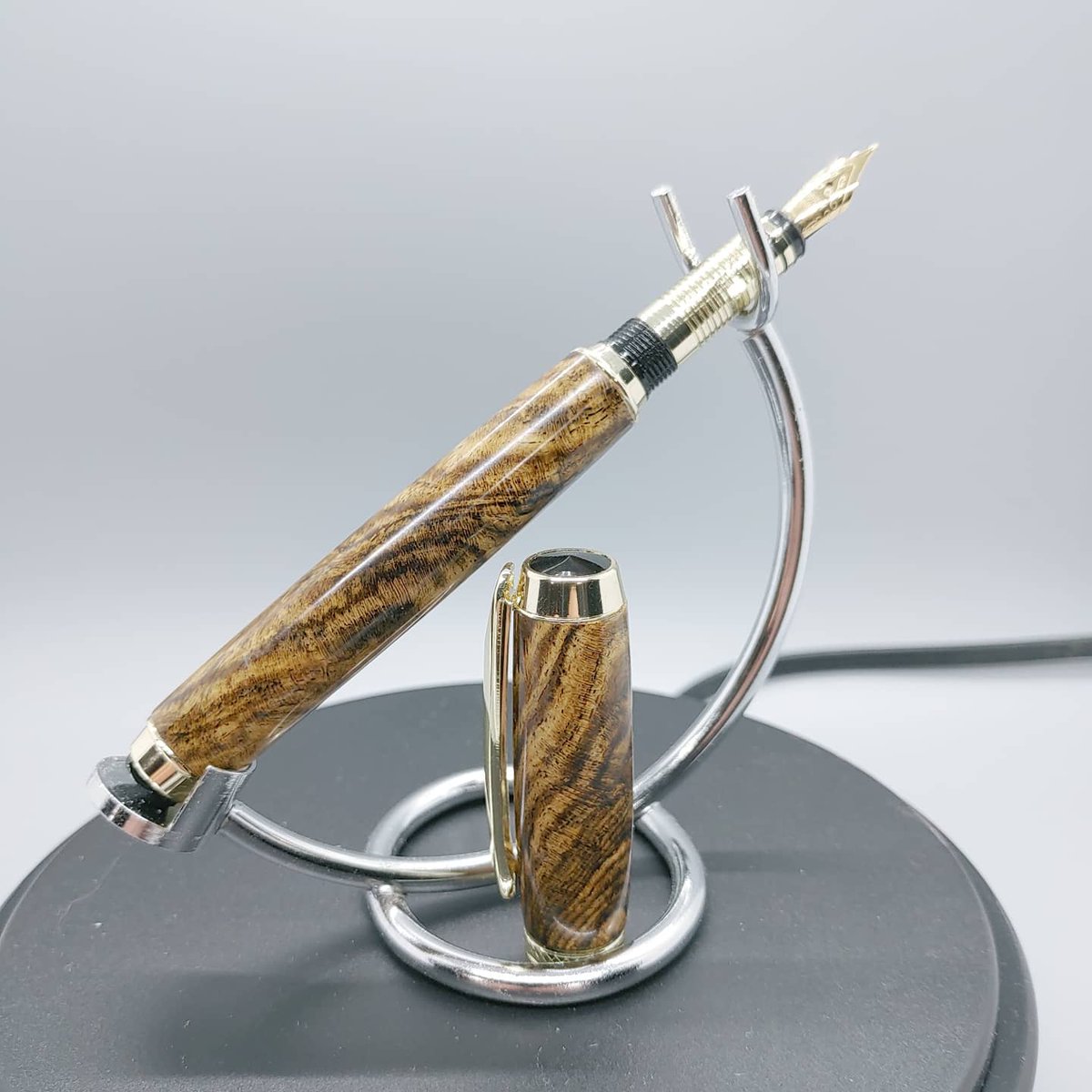 TaylorWorkshop's tweet photo. Sometimes you find gold in the dollar bin...

#fountainpen #woodenpen #pengasm #executiveattire https://t.co/XkfhWa64Is