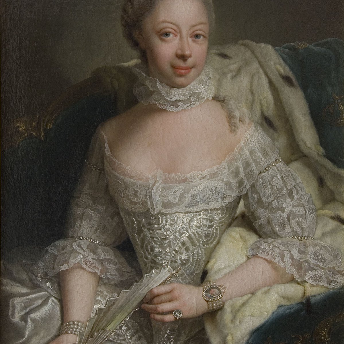 Being a lover of kids, Queen Charlotte opened orphanages