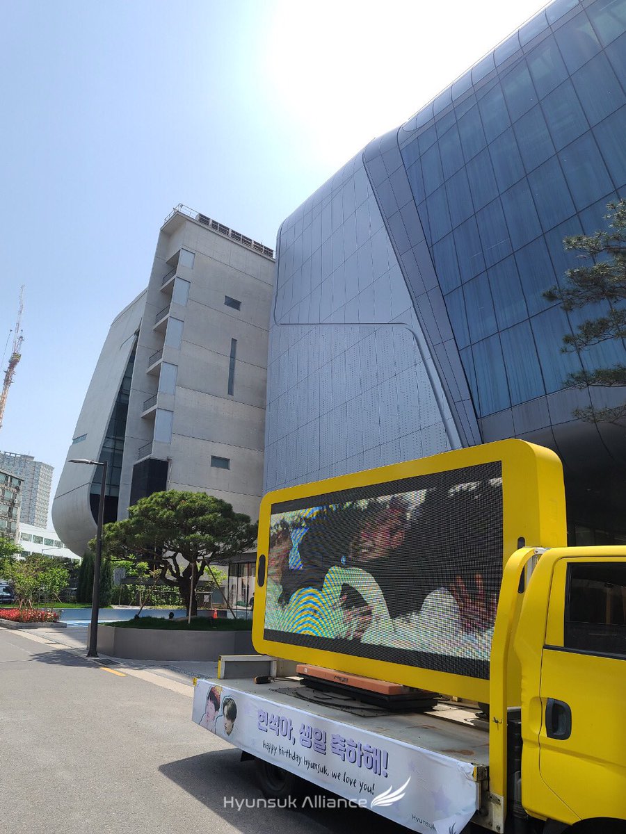 choihyunsukINTL's tweet photo. 𝐫𝐚𝐢𝐬𝐨𝐧 𝐝'𝐞̂𝐭𝐫𝐞 🌟

The birthday LED ad for Hyunsuk has started! Thank you to everyone for making this project a success. Happy Birthday our morning star, we love you!

CHOI HYUNSUK DAY
#AllRounderLeaderHyunsukDay
#빛나는샛별_현석아_생일축하해
@treasuremembers https://t.co/KzAqJXxEEi
