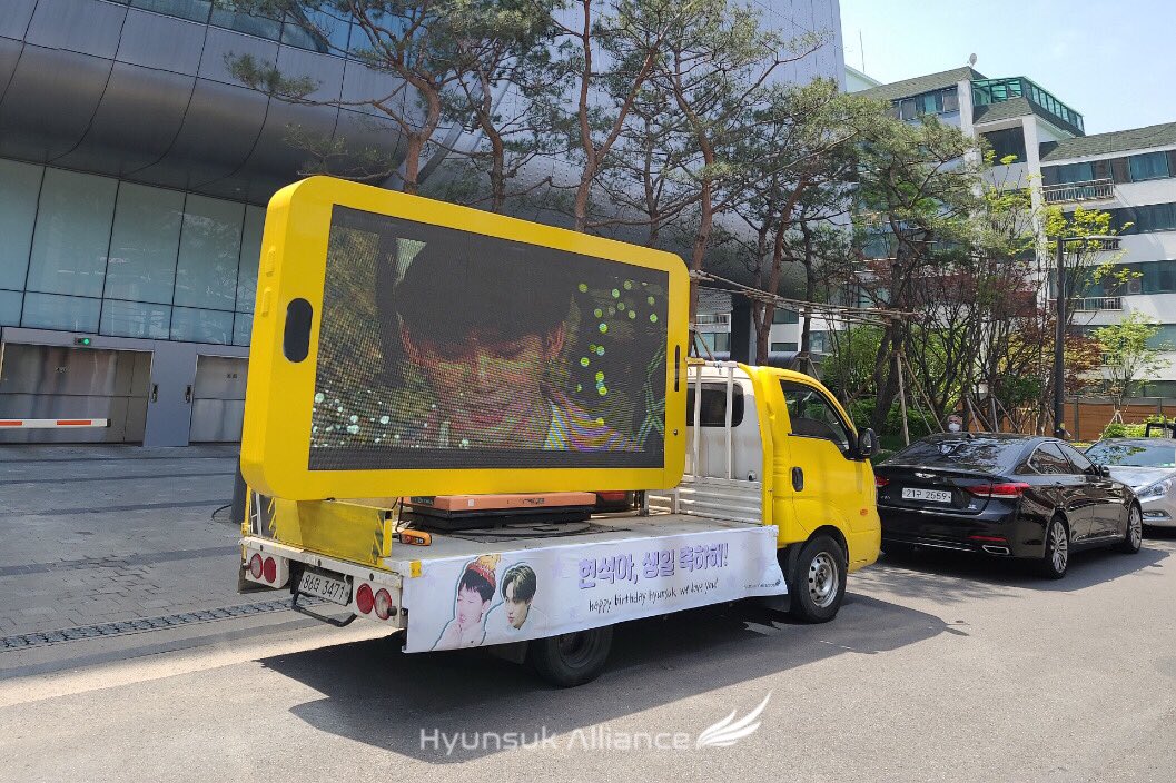 choihyunsukINTL's tweet photo. 𝐫𝐚𝐢𝐬𝐨𝐧 𝐝'𝐞̂𝐭𝐫𝐞 🌟

The birthday LED ad for Hyunsuk has started! Thank you to everyone for making this project a success. Happy Birthday our morning star, we love you!

CHOI HYUNSUK DAY
#AllRounderLeaderHyunsukDay
#빛나는샛별_현석아_생일축하해
@treasuremembers https://t.co/KzAqJXxEEi