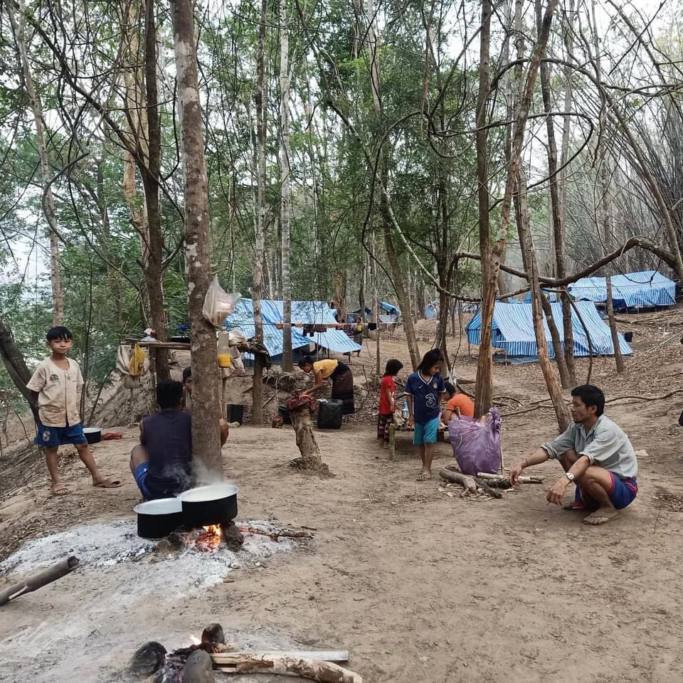 PartnersRelief's tweet photo. Last week, our team delivered these blue tarpaulins to #Karen families hiding in the forest after fleeing their homes to escape the relentless attacks of the #MyanmarMilitary. 

You did this. 

To fuel future distributions, visit https://t.co/UctM2Nq6Sd 
#WhatsHappeninglnMyanmar https://t.co/vE7OmmCNtX