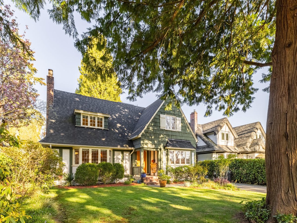 VanResGenius's tweet image. Craftsman Beauty in #Southlands #vancouver #NewListing love the virtual tour format, view every room without getting dizzy! 5938 Alma offered at $3,250,000.  Book your showing soon as this one is special. tours.bcfloorplans.com/public/vtour/d…