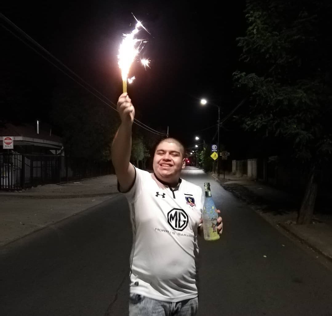 Eh no! Aquí un narcojanocolocolinofiesterotiraartificio , no todas las personas dentro del espectro autista son iguales, jano es distinto, su vida es un carnaval y el carnaval trae fuego!