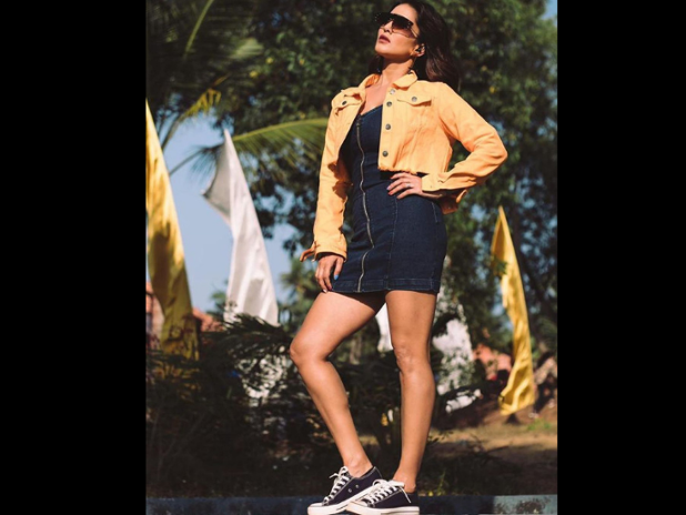 telugubullet's tweet photo. Sun-kissed Sunny Leone spreads warmth on the web https://t.co/SZDRl20dS8 #sunkissed #sunglasses #sunnyleone #sunnyfans https://t.co/svZNgkNlsw