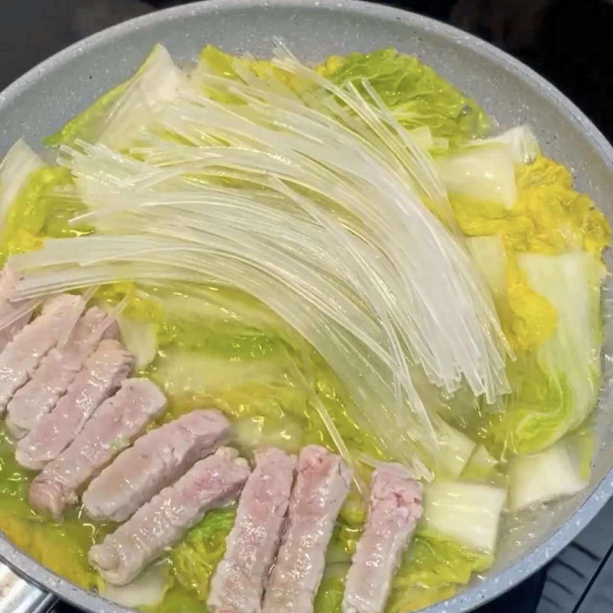 eatwithpanida's tweet photo. #วุ้นเส้นแบบที่ร้านโมโม่ ก็คือนอกจากจะเอามาทำสุกี้ยากี้แบบญี่ปุ่นแล้ว นี่ก็เอามาทำหม้อไฟแบบเกาหลีด้วยจ้า เส้นเหนียว เด้งๆ เคี้ยวหนุบหนับ กินกะน้ำซุปร้อนๆเผ็ดๆแบบสไตล์เกาหลี เข้ากันสุดๆ วุ้นเส้นตัวนี้คือควรมีติดบ้าน แนะนำให้แช่น้ำ 10 นาทีก่อนเอามาปรุงนะจ๊ะ https://t.co/XXGEBSuqPS https://t.co/IDSmNB4RBS