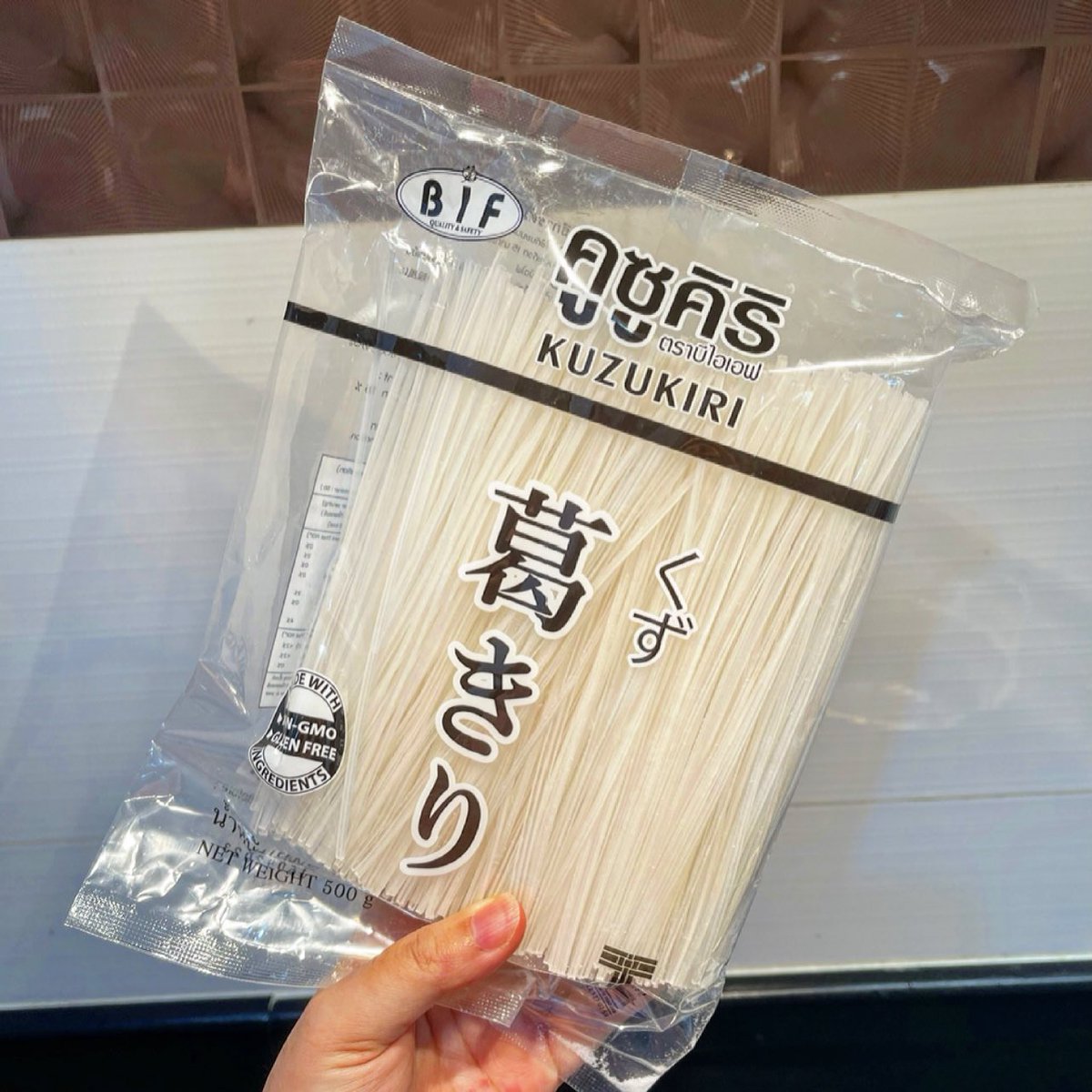 eatwithpanida's tweet photo. #วุ้นเส้นแบบที่ร้านโมโม่ ก็คือนอกจากจะเอามาทำสุกี้ยากี้แบบญี่ปุ่นแล้ว นี่ก็เอามาทำหม้อไฟแบบเกาหลีด้วยจ้า เส้นเหนียว เด้งๆ เคี้ยวหนุบหนับ กินกะน้ำซุปร้อนๆเผ็ดๆแบบสไตล์เกาหลี เข้ากันสุดๆ วุ้นเส้นตัวนี้คือควรมีติดบ้าน แนะนำให้แช่น้ำ 10 นาทีก่อนเอามาปรุงนะจ๊ะ https://t.co/XXGEBSuqPS https://t.co/IDSmNB4RBS