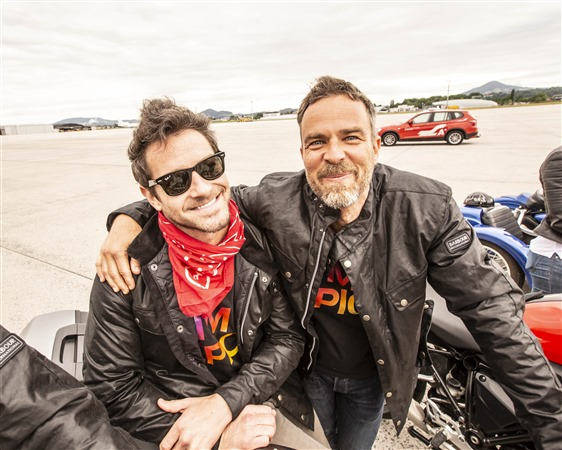 "Nunca podría describir lo bien que estoy a tu lado, porque no encontraría palabras para expresarlo... He leído mucho libros pero en ninguno de ellos he visto reflejado algo similar a lo que siento por ti" 

📚 <a href="/Quiet_Librarian/">Alan Harris.</a> 
🥨 <a href="/SwxtCk/">Leo</a>