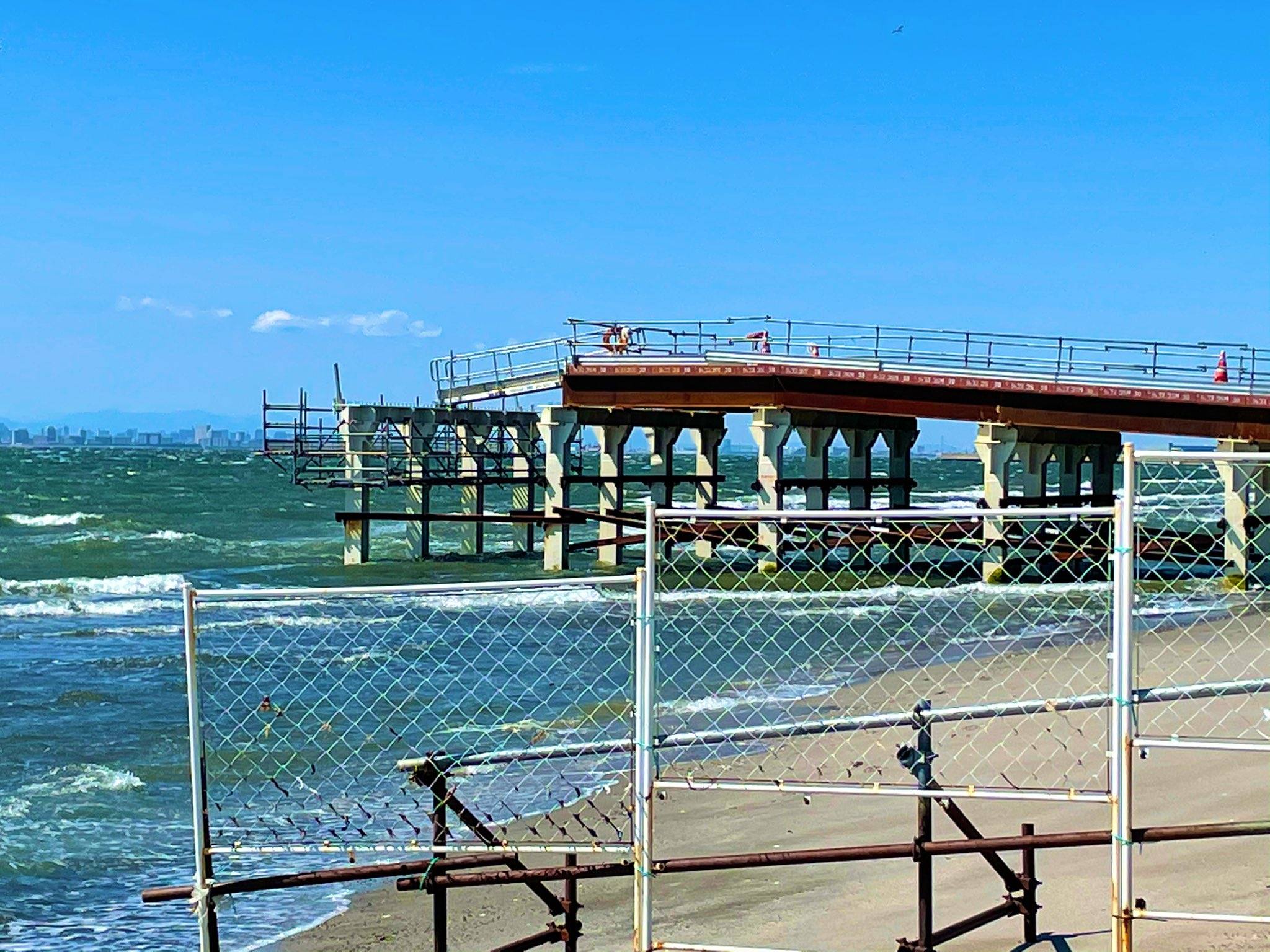 تويتر 妙典ったー على تويتر こないだ稲毛海浜公園に行ってきましたが 海へ延びるウッドデッキの工事中でした デッキ上にカフェもできるみたいなので完成が楽しみです T Co Pvhajhbrvc