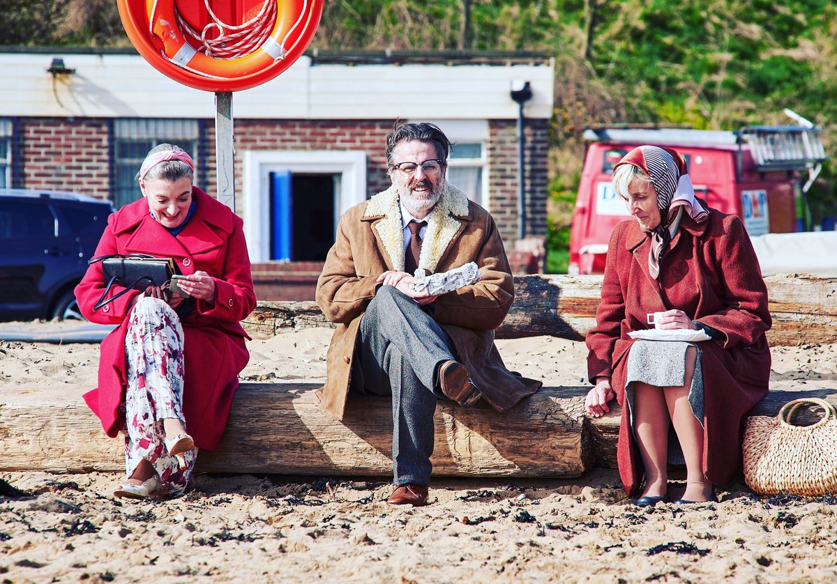 TheOuting_Film's tweet photo. Waiting for action! @cononeilluk @juliehes @leezarider @joannemitchellb @tedames43 @IzzyBrittle @dominicbrunt @KNewmanProducer @Lindzi28 @BeCoMeCast @HiddenDoorProds @CChapmanVisuals #tynemouth #coldchips #beach #coldtea #shortfilm #SupportIndieFilm #sunshineshoot #teamwork 🎬🥂 https://t.co/LBVi3sU4wg
