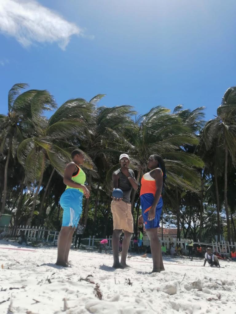 BeachHandballKe's tweet photo. All about yesterday at nyali Beach where we had a training session and friendly match for the kids U16 and 12 respectfully, the passion and resilience from the kids for #beachhandball is out of this world,  cc coach @TituWansont 

Support us with any training kits if u can. https://t.co/FDKUnmoPG0