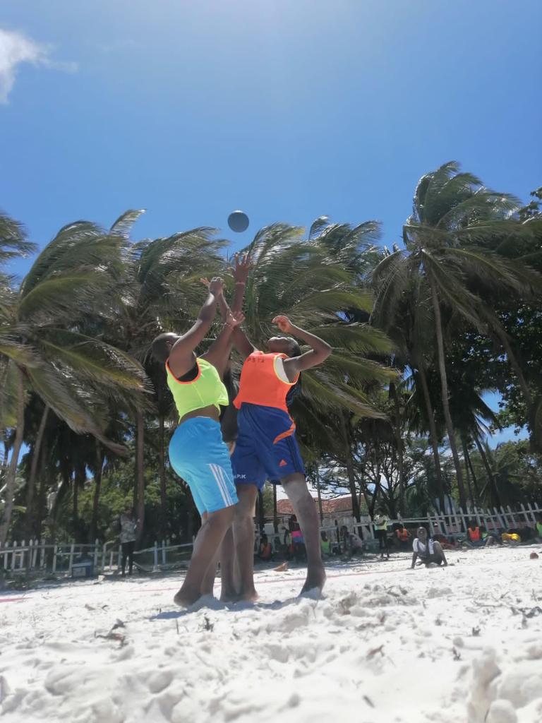 BeachHandballKe's tweet photo. All about yesterday at nyali Beach where we had a training session and friendly match for the kids U16 and 12 respectfully, the passion and resilience from the kids for #beachhandball is out of this world,  cc coach @TituWansont 

Support us with any training kits if u can. https://t.co/FDKUnmoPG0