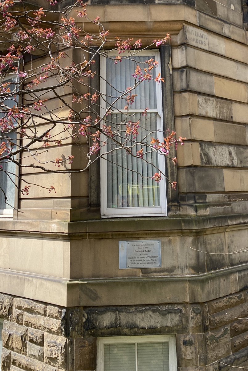  #MomentsofBeauty in  #Glasgow: I love how Sir JJ Burnet terminates University Gardens with a cheeky wee oriel bay keeking out between the chimney arch. But wait, what’s this I spy, a plaque to an event of World significance? What could it be? Closer, closer please...! 1/2