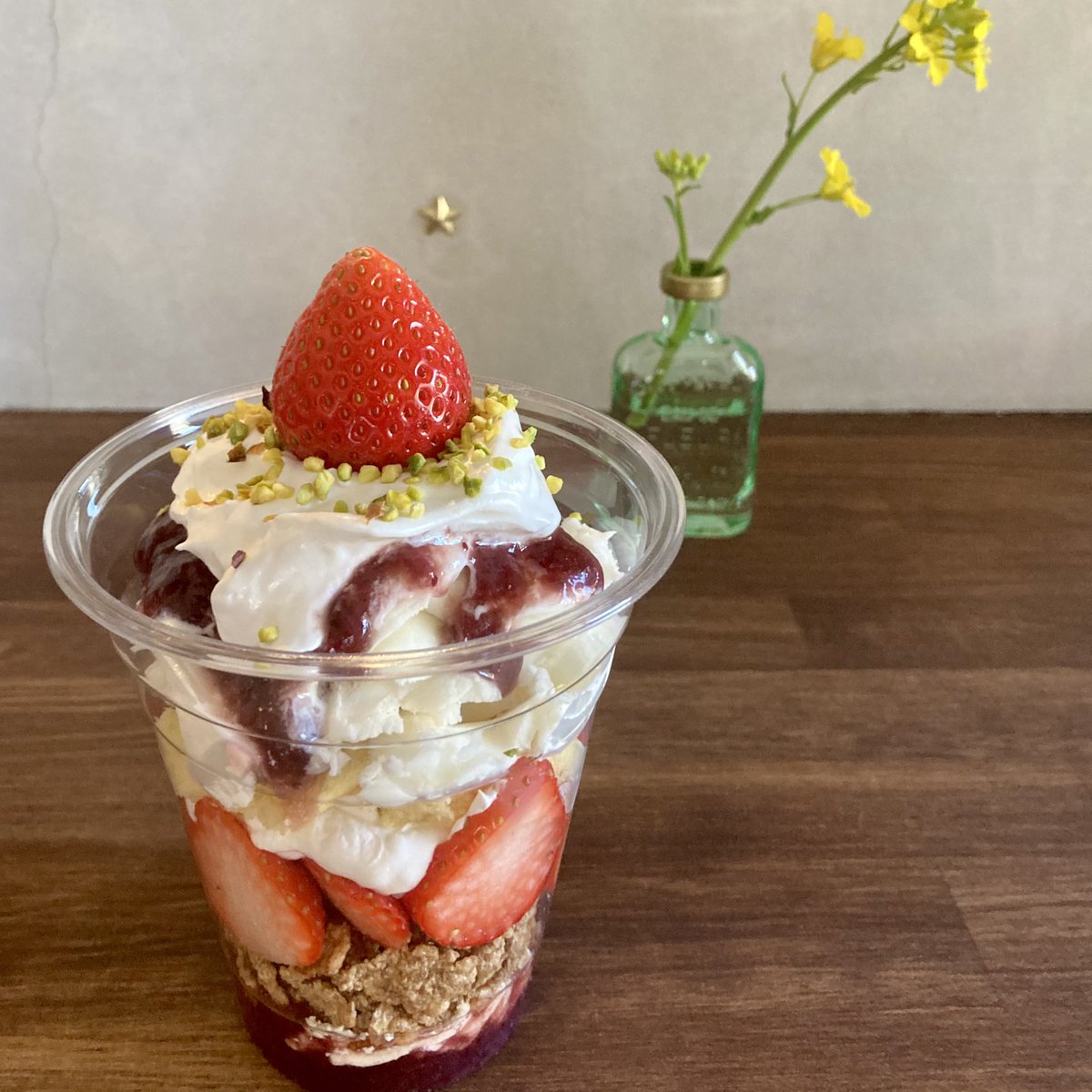 yuibunsha's tweet photo. #kitchenvicky さんに1周年おめでとう🎉をしてきました

「パフェ食べたいけどすぐ行かなきゃだ」って言ったら、「映えないけど笑 いい？」ってテイクアウト仕様にしてくれた😍💕

https://t.co/qZCgoyXJjm https://t.co/uq18dFdEpU