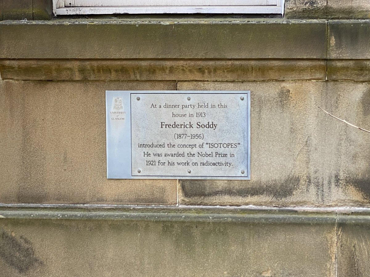 The plaque commemorates a dinner party in the house during which Radiochemist Frederick Soddy, then a lecturer  @UofGlasgow first explained the idea of an Isotope for which he won the 1921 Nobel Prize for Chemistry, but... there’s more to the story which the plaque omits! 2/3