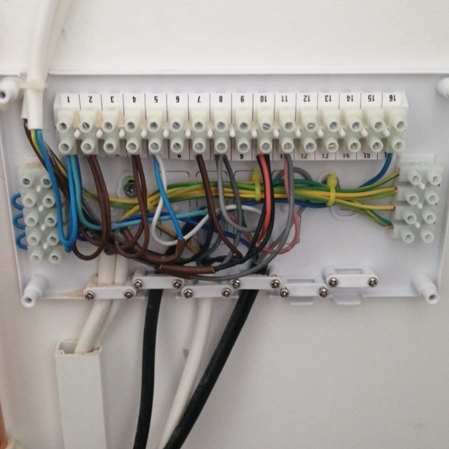 The_RyGroup's tweet image. This wiring centre was spaghetti junction before one of our electricians carried out fault finding and neatened it up. #NeatWork #Ry #Electricians #Sparks #Wiring #FaultFinding #18thEdition #NICEIC 🧡🚚⚡️💡🔌