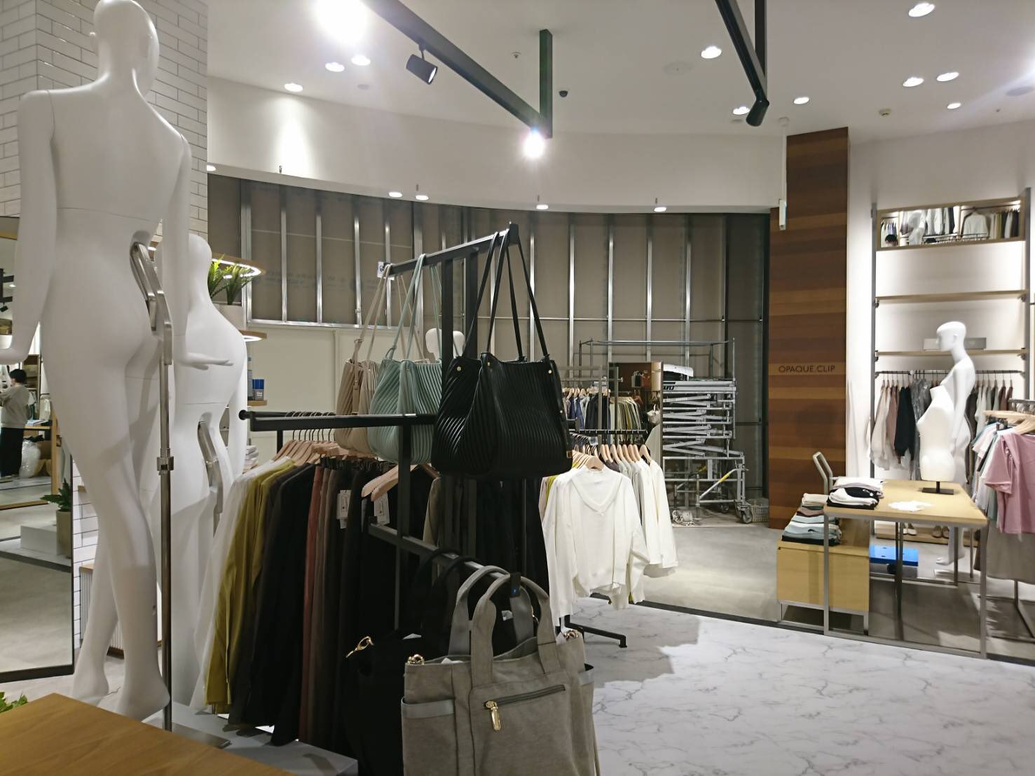 Opaque Clip Openまであと3日 4月23日 金 にイオンモール浜松市野にオペークドットクリップがopen致します オープンに向けて着々と準備を進めておりますので 皆さんお楽しみに マネキン着せ付け前の写真を特別に オペークドットクリップ