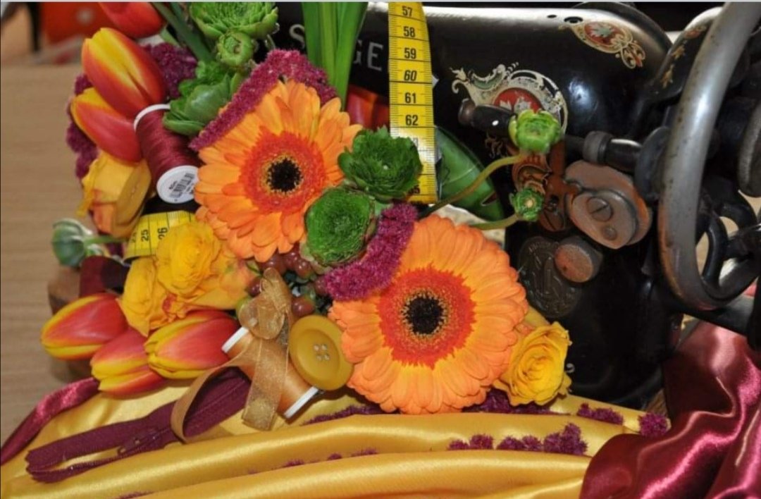 SabineSmit2's tweet image. #bloemstuk #naaimachine #bloemen  #rood #oranje #geel #bloemschikken #freubelen #handmadewithlove #CreatebyS #followonfacebook #followoninsta 

facebook.com/10145704814600…