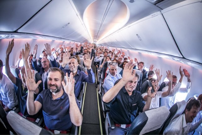 DieuwsNieuws's tweet image. Handjes in de lucht! Ook de hoofdredactionele burelen van de Volkskrant gaan van je je hela-hola-hey-toet-toet in het DPG vliegtuig, want ook zij kunnen niet ontbreken op Het Superduper Belangrijke Internationale Krantjescongres